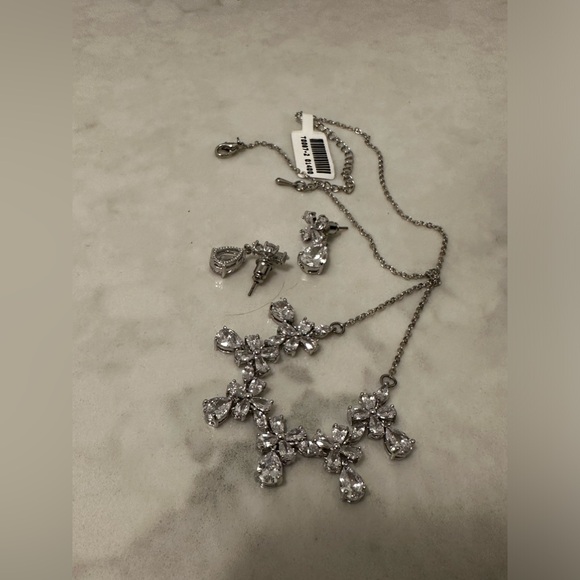 Fashion Jewellery Earings and Necklace Set, Perfect as Bridal Jewellery. - Picture 2 of 4